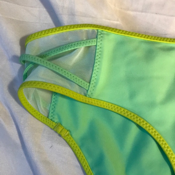 Lululemon Water: Surf to Sand Hipster - Picture 6 of 15